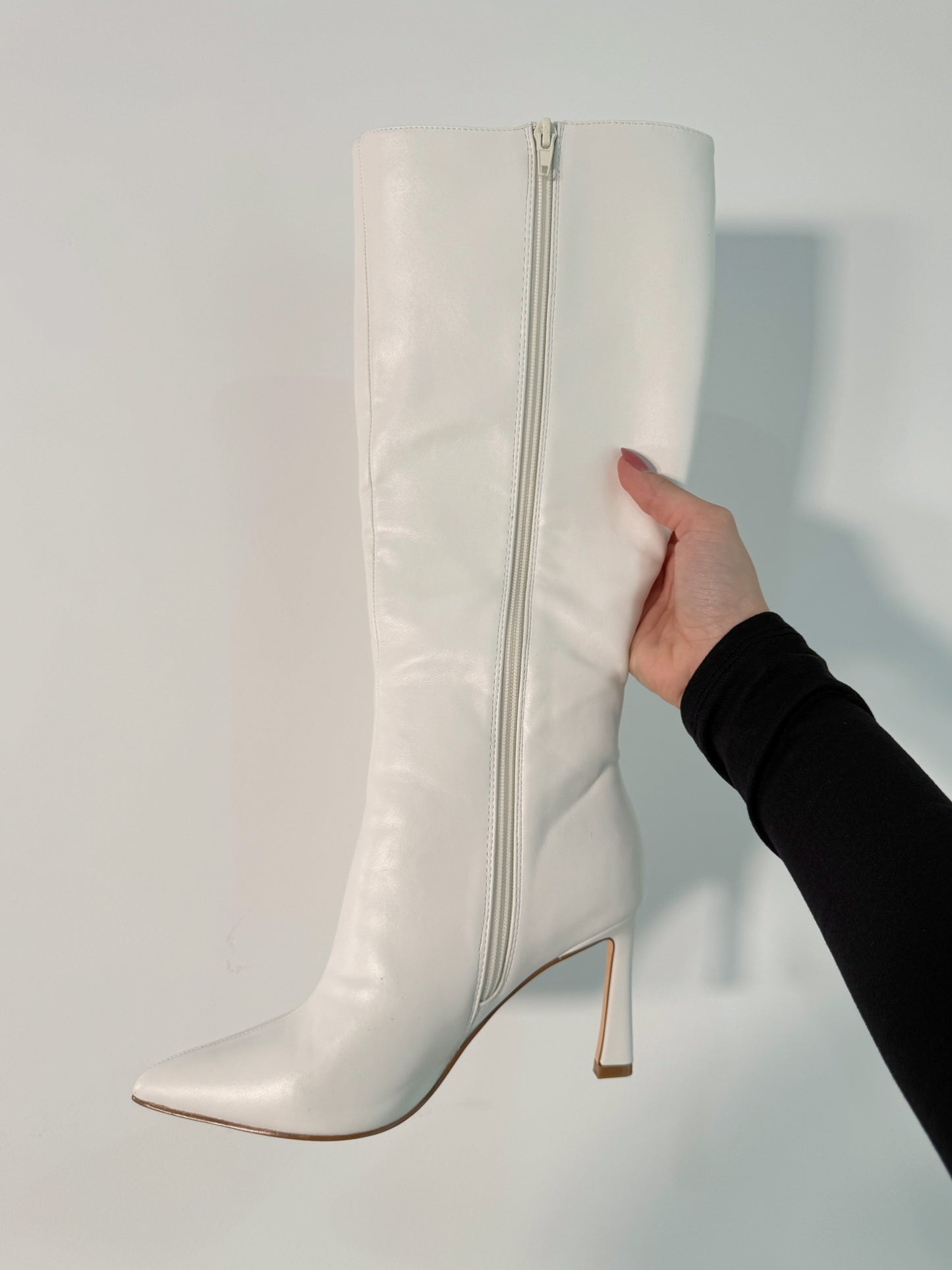 Botas Chess White