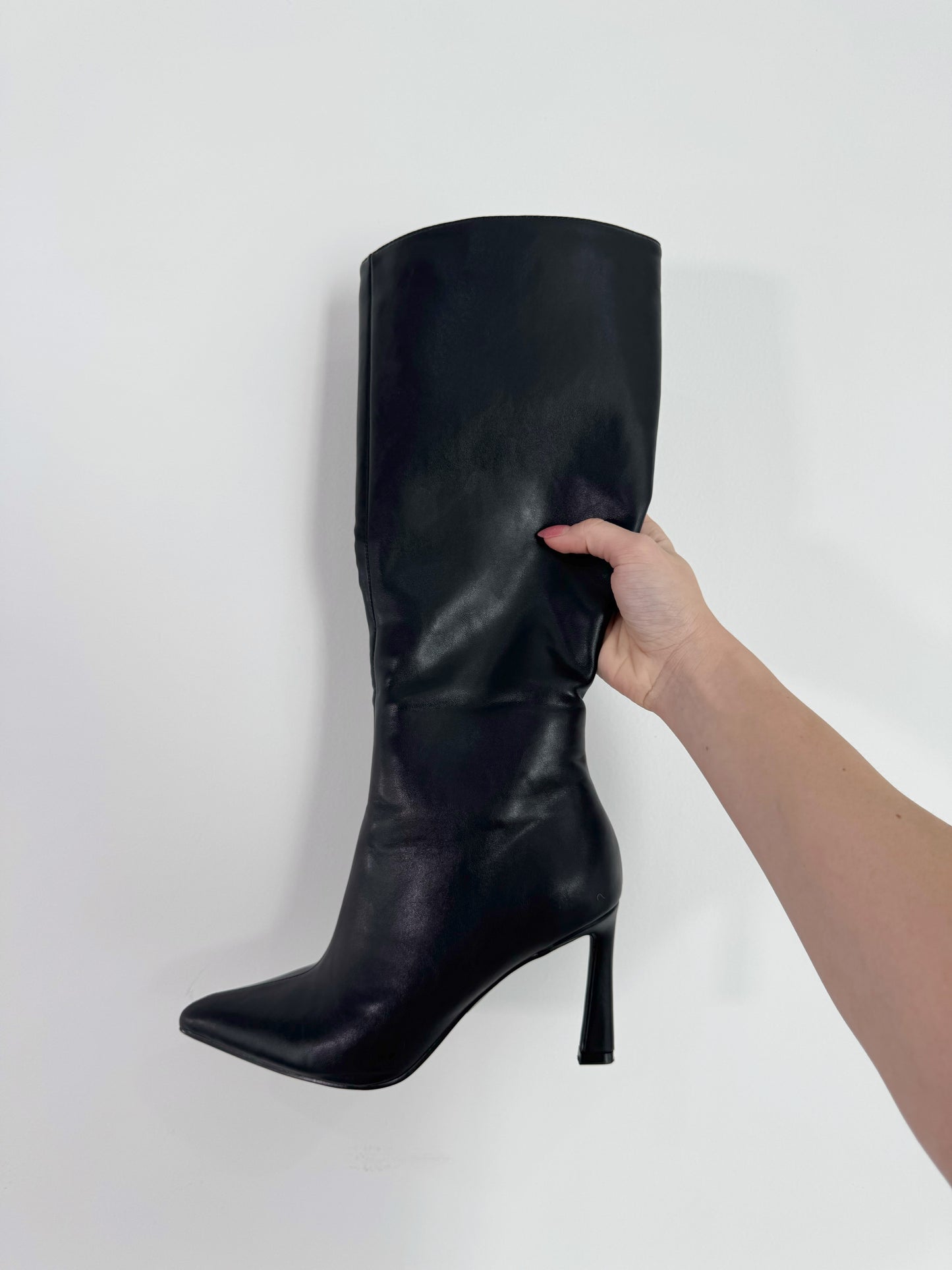 Botas Chess Black